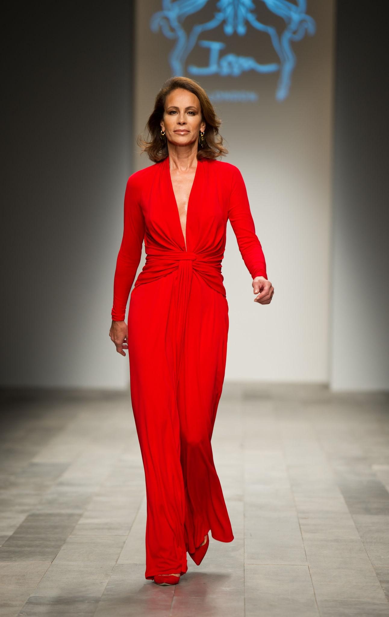 Modelo con vestido largo de la línea AdrySua